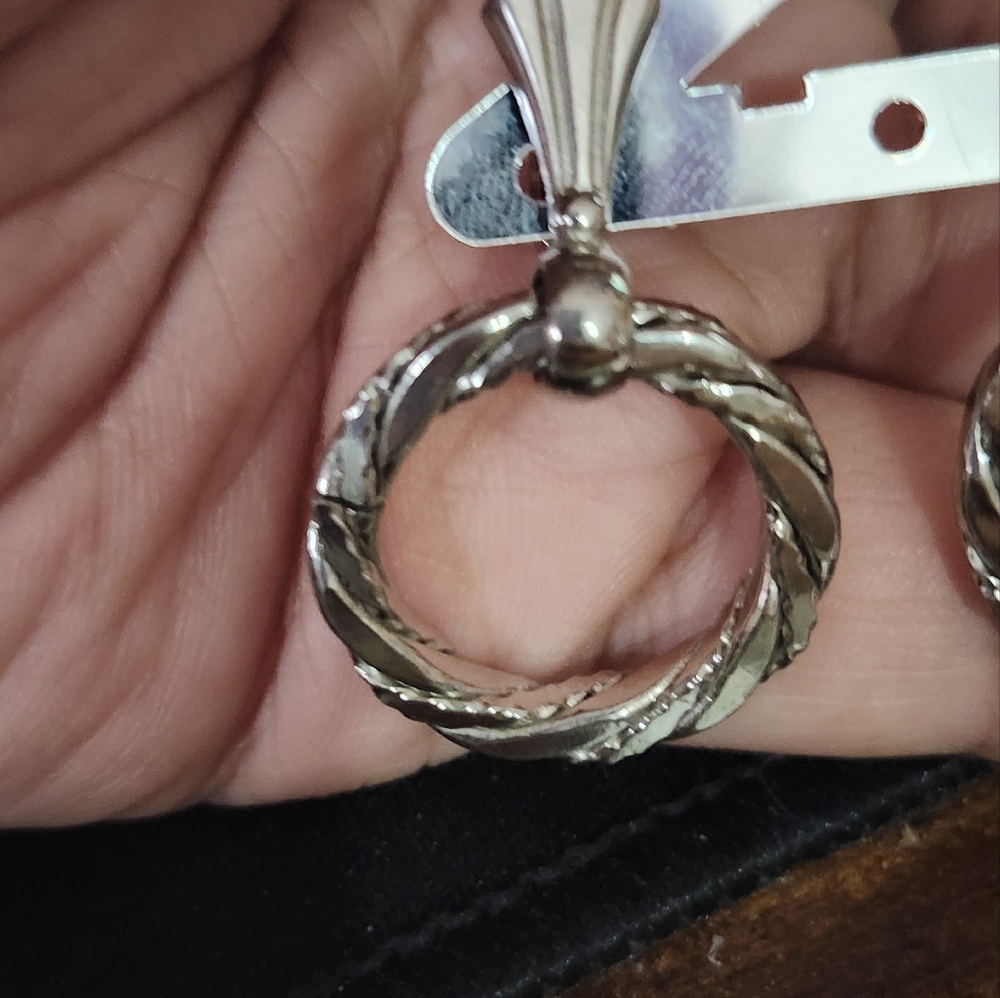 💜Silvertone twist hoop clip ons - Picture 2 of 4